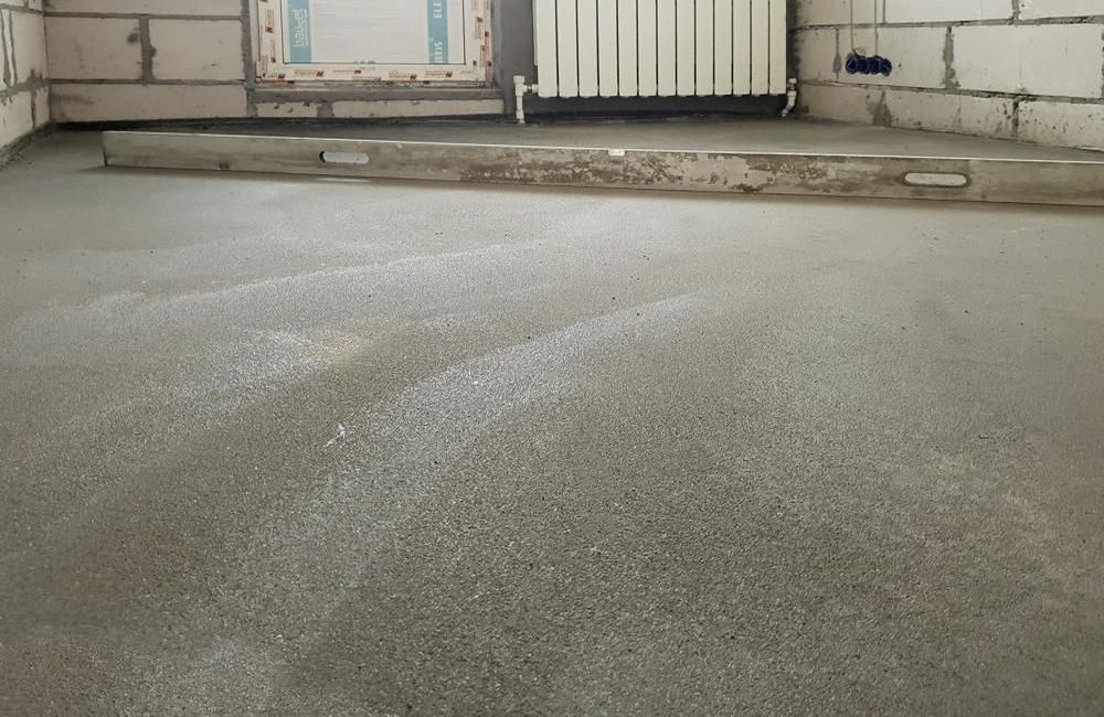 Стяжка пола полусухим способом обеспечивает прочную и ровную поверхность для любых помещений. Узнайте, как эта технология экономит время и средства при ремонте, и какую цену за метр стоит ожидать.